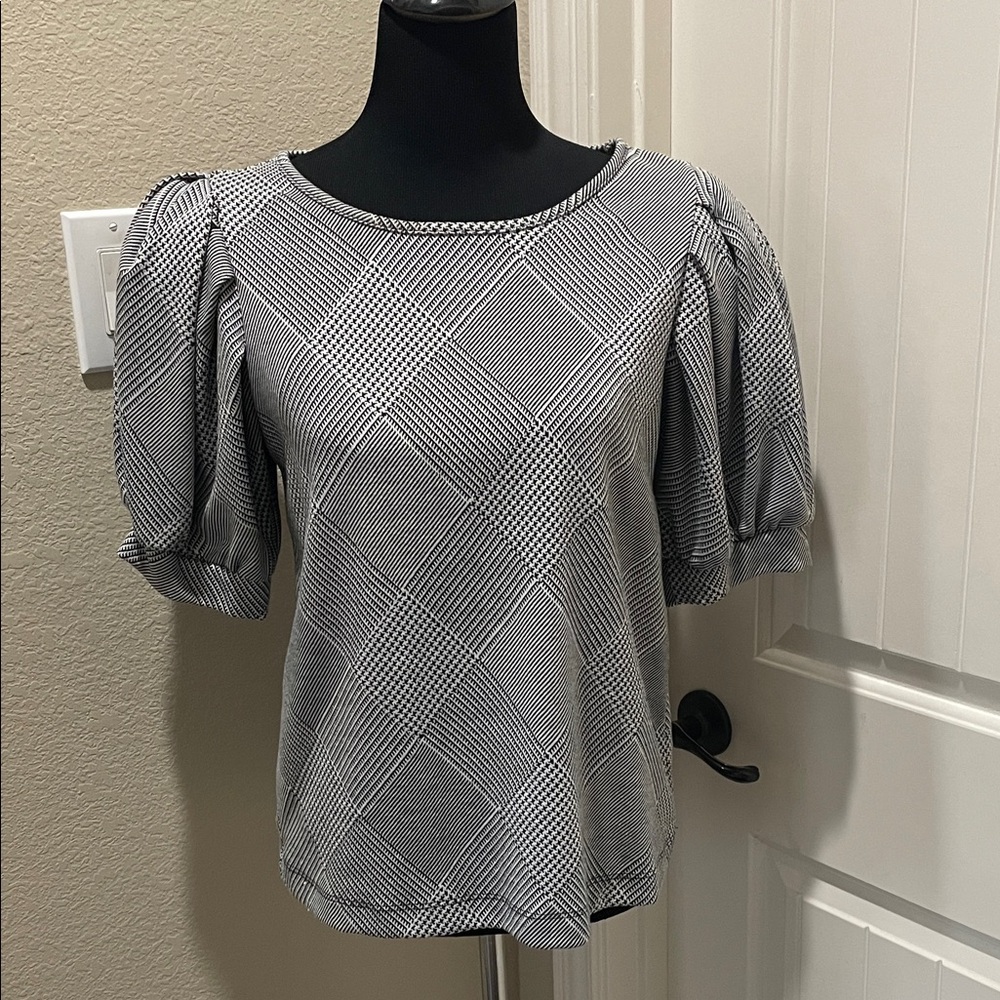 Womens Black & White Patterned Puff-Sleeve Top